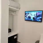 Cesare Oda ve Kahvaltı Aci Trezza