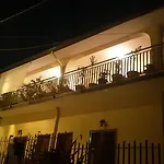 Cesare Oda ve Kahvaltı Aci Trezza